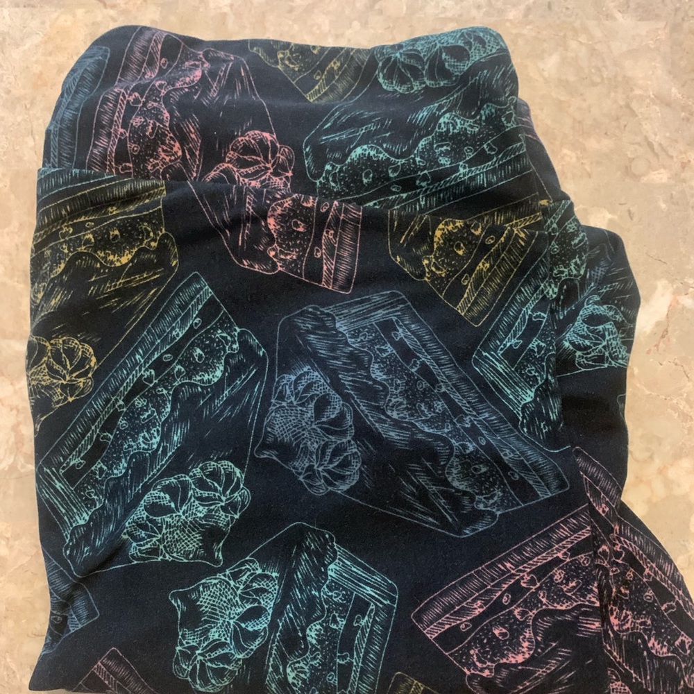 Lularoe leggings tc. Black with pie print.